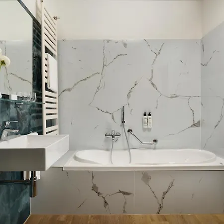 Continental Wellness & Ξενοδοχείο Σιρμιόνε